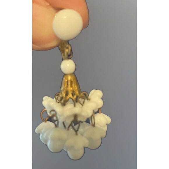 VTG Art Deco Milk Glass Chandelier Flower Dangle Screw Back Earrings Granny Core - Picture 3 of 4
